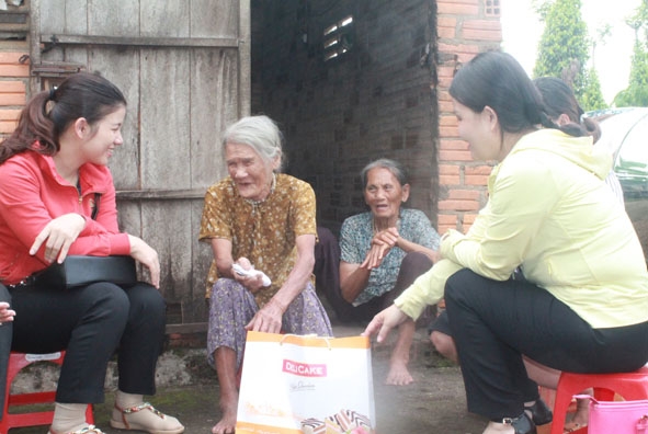 Hội LHPN TP. Buôn Ma Thuột thăm và tặng quà phụ nữ đơn thân ở xã Hòa Phú.