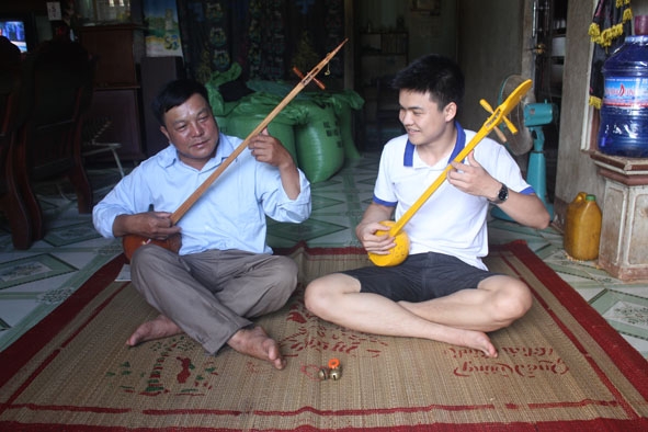 Ông Nguyễn Công Điềm và con trai Nguyễn Công Lịch cùng chơi đàn tính.