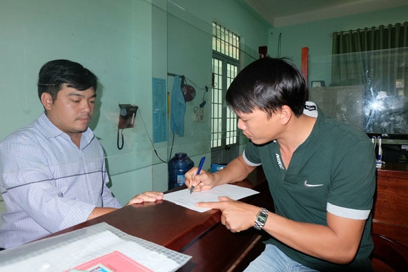 Cán bộ phường An Bình (thị xã Buôn Hồ) hướng dẫn người dân về thủ tục hành chính tại bộ phận tiếp nhận  và trả kết quả hồ sơ.