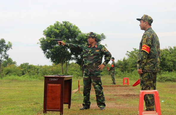 Cán bộ chủ trì các đơn vị tham gia kiểm tra bắn súng K54 bài 1.