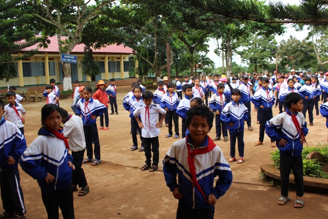 Giờ thể dục của các em học sinh Trường Tiểu học Phan Chu Trinh xã Ea Tul, huyện Cư M’gar.