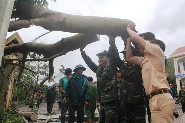 Lực lượng Công an và bồ đội huyện Krông Bông giúp người dân khắc phục hậu quả do mưa lũ gây ra trên địa bàn.