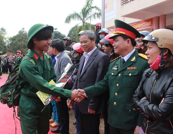 Chỉ huy Ban CHQS huyện Krông Năng động viên thanh niên của huyện lên đường nhập ngũ.