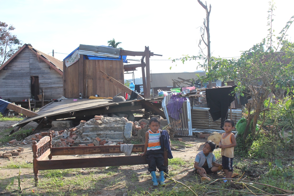 Nhiều nhà dân ở xã Yang Mao (huyện Krông Bông) tan hoang sau bão