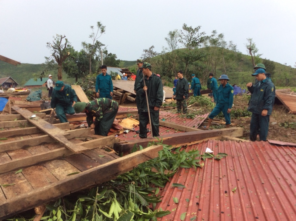 Cán bộ, chiến sĩ giúp nhân dân các xã trên địa bàn huyện Krông Bông...