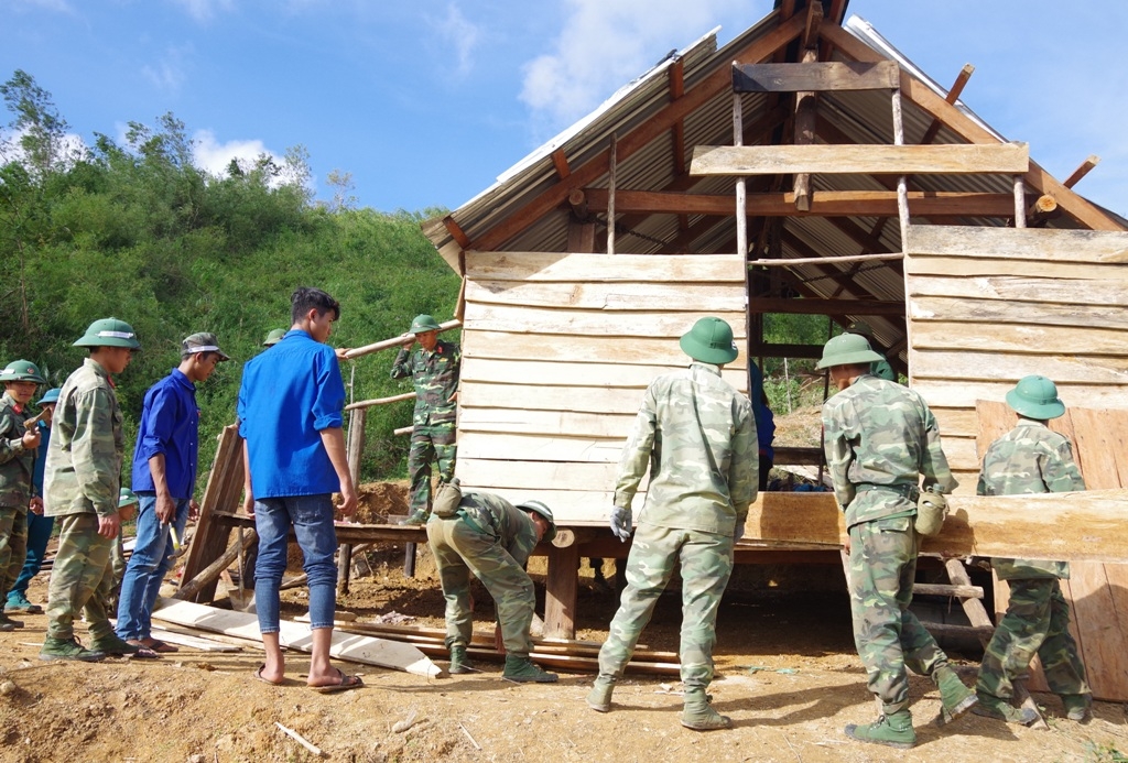 ... và nhân dân các xã trên địa bàn huyện M'Đrắk khắc phục hậu quả cơn bão số 12