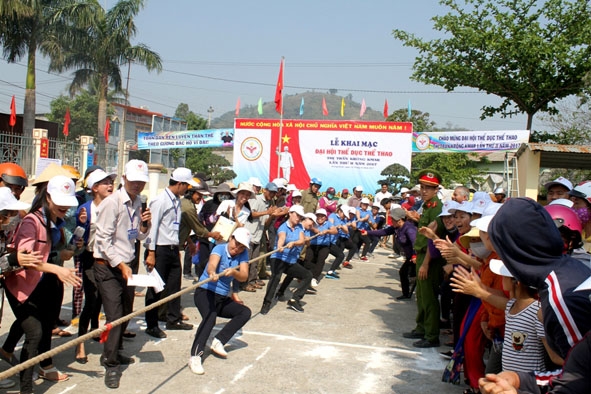 Môn kéo co trong khuôn khổ Đại hội Thể dục thể thao huyện Krông Bông thu hút đông đảo khán giả đến xem, cổ vũ.