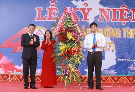 Bí thư Thị ủy Buôn Hồ Y Vinh Tơr tặng hoa chúc mừng Trường THPT Buôn Hồ.