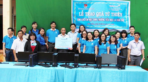 Đại diện các đơn vị trao tặng máy vi tính cho Trường Tiểu học La Văn Cầu (huyện Krông Búk).  