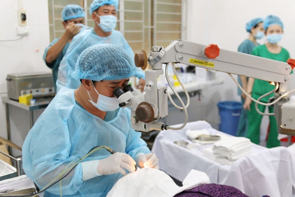Khám và phẫu thuật mắt miễn phí cho bệnh nhân nghèo.