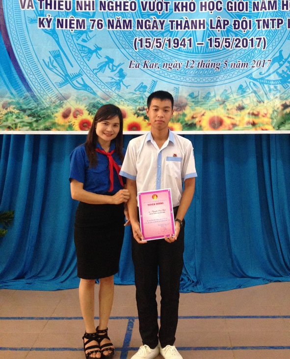  Cô Hà Thị Thúy Mai  và học trò của mình trong lễ tuyên dương học sinh nghèo  vượt khó học giỏi. 
