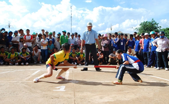 Thi đấu môn đẩy gậy tại Hội thi thể thao các dân tộc thiểu số huyện Krông Năng - năm 2016.   