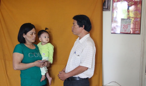 Ông Bùi  Văn Ngọc, Chánh  Văn phòng Ban  An toàn  giao thông tỉnh  thăm hỏi gia đình  bà Hồ Thị Xuân Hòa (TP. Buôn  Ma Thuột). 