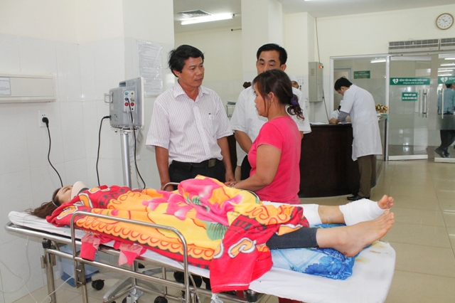Cán bộ Ban An toàn giao thông tỉnh thăm hỏi người bị thương trong vụ tai nạn giao thông trên trên địa bàn huyện Ea H’leo.