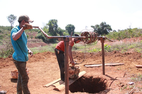 Nông dân huyện Ea H’leo đào giếng tìm nước tưới cho cây trồng giữa mùa khô hạn.  