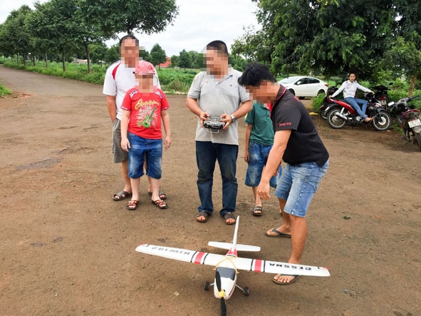 Một nhóm người yêu thích flycam trao đổi cách sử dụng phương tiện bay.    