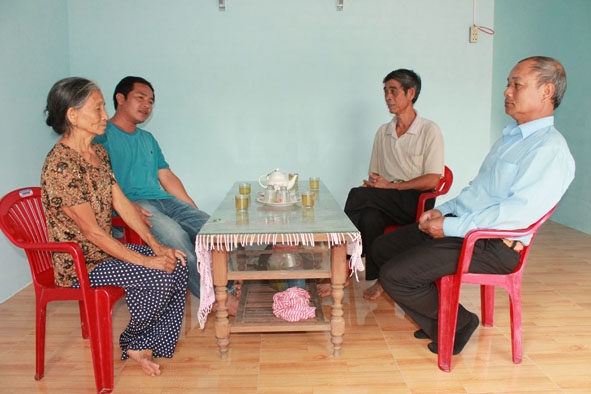 Cán bộ Mặt trận Tổ quốc xã Ea Kmút thăm hỏi gia đình bà Lê Thị Văn ở thôn Chư Cúc trong căn nhà Đại đoàn kết vừa mới bàn giao. 