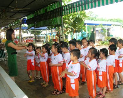 Giáo viên trường Mầm non Hoa Pơ Lang (TP. Buôn Ma Thuột) hướng dẫn học sinh rửa tay đúng cách phòng bệnh tay chân miệng.
