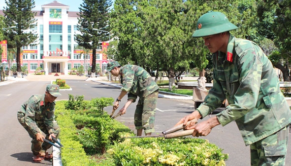 Bộ đội tranh thủ giờ nghỉ chăm sóc vườn hoa, cây cảnh tại Bộ CHQS tỉnh.   