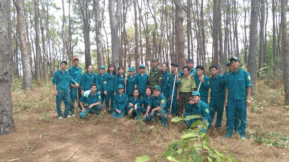 Ba lực lượng dân quân, công an, kiểm lâm phường Ea Tam phối hợp tuần tra, bảo vệ rừng.  
