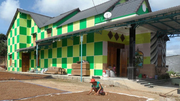 Ngôi nhà khang trang mới xây của gia đình ông Hà Văn Tằn.