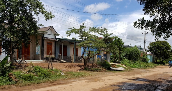 Những ngôi nhà mới xây ở thôn Dhung Knung.