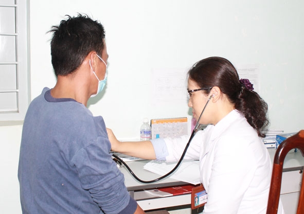 Người nhiễm HIV trên địa bàn khám sức khỏe định kỳ tại Trung tâm Phòng chống HIV/AIDS tỉnh.