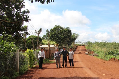 Anh Nguyễn Văn Long (thứ 2 từ trái qua) hiến 450 m2 đất để mở rộng đường.