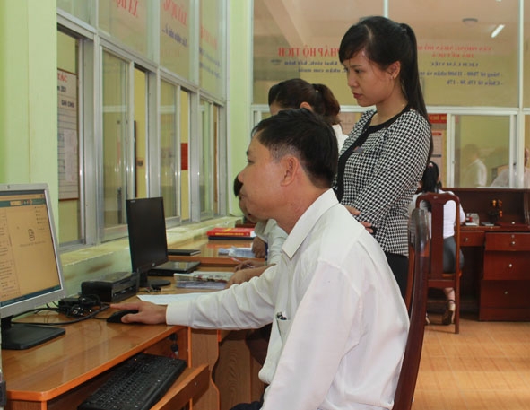 Kiểm tra việc thực hiện các thủ tục hành chính trên hệ thống dịch vụ hành chính công trực tuyến tại Bộ phận tiếp nhận và trả kết quả - UBND phường Tân Tiến (TP. Buôn Ma Thuột).