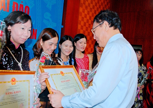 Cô giáo Võ Đăng Mỹ Hảo (thứ 2 từ trái sang), Hiệu trưởng Trường THPT Nguyễn Tất Thành  vinh dự nhận Bằng khen của Bộ trưởng Bộ GD-ĐT.  