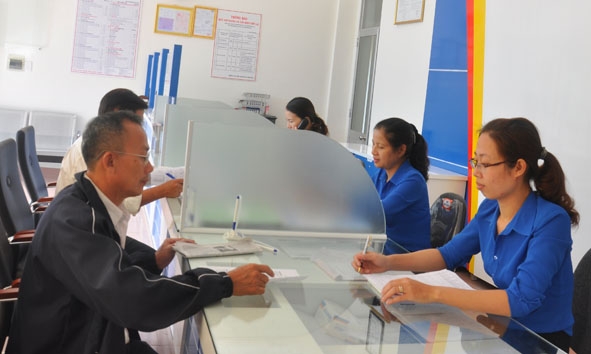 Khách hàng đăng ký sử dụng hóa đơn điện tử tại Công ty Điện lực Đắk Lắk.   