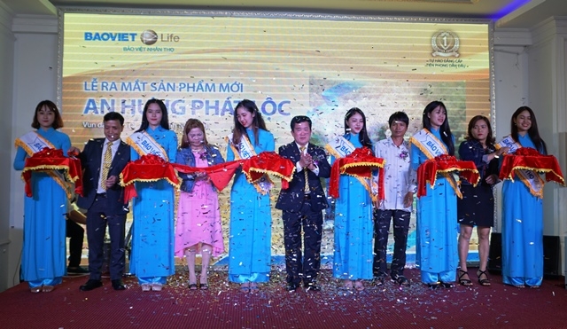 Lãnh đạo Công ty Bảo Việt Nhân thọ Đắk Lắk cắt băng ra mắt sản phẩm mới An Hưng Phát Lộc.