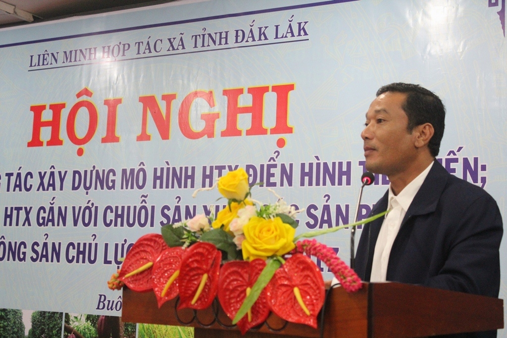 Phó Chủ tịch UBND tỉnh, Trưởng Ban Chỉ đạo phát triển kinh tế tỉnh Y Giang Gry Niê Knơng phát biểu tại hội nghị
