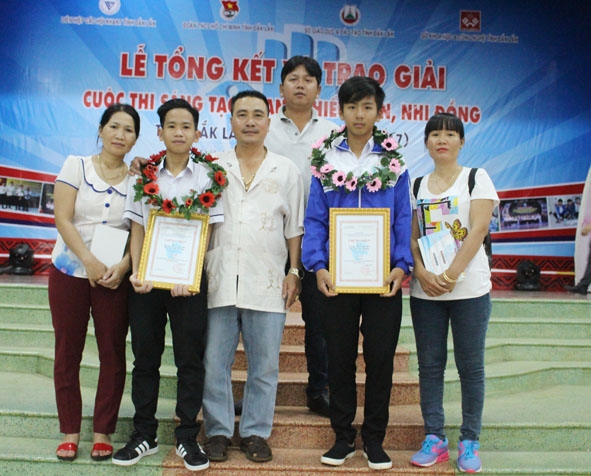 Hai em Nguyễn Trần Nhất Phi (bên trái) và Trần Bùi Đức Phương (bên phải)  tại lễ trao giải cuộc thi. 