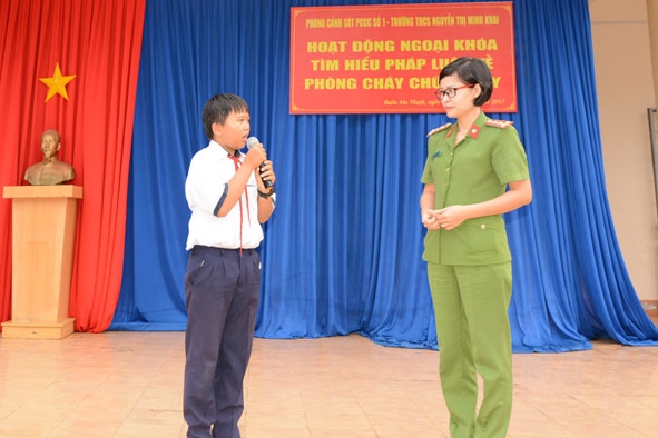 Học sinh Trường THCS Nguyễn Thị Minh Khai trả lời câu hỏi liên quan đến kiến thức PCCC tại buổi sinh hoạt ngoại khóa.