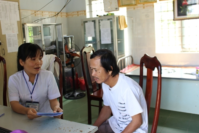 Chị Lê Thị Hạnh hướng dẫn bệnh nhân sử dụng thuốc.  