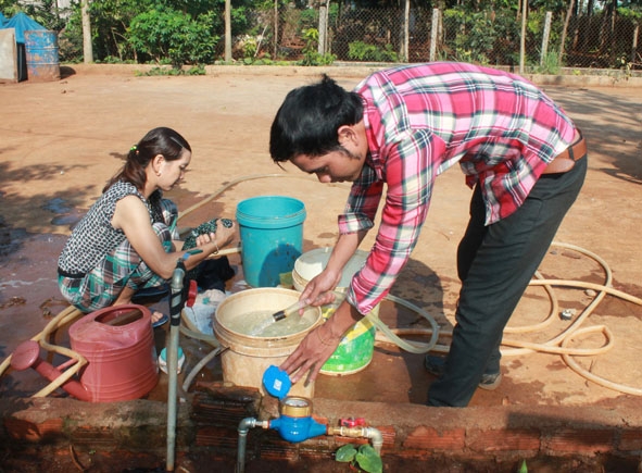 Nhân viên quản lý công trình cấp nước sinh hoạt tập trung xã Ea Tul kiểm tra  việc cấp nước tại buôn Sah A. 