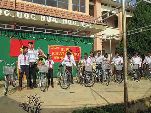 Trường THCS Nguyễn Trãi trao xe đạp cho các em học sinh trong lễ khai giảng năm học 2017-2018.