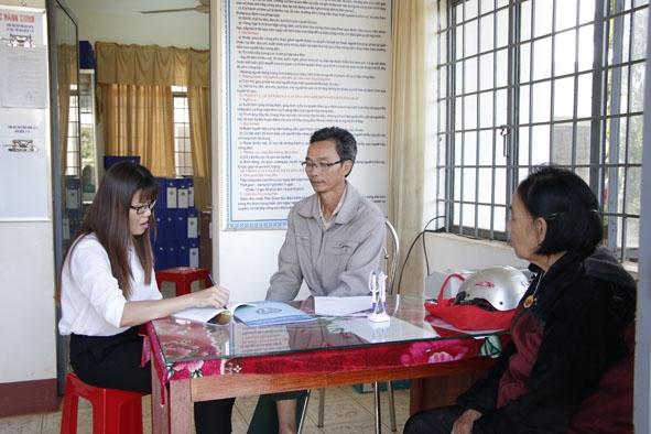 Ông Đặng Văn Nghi ở thôn 4, xã Bình Hòa đang trao đổi với cán bộ BHXH huyện Krông Ana về Luật BHXH. 