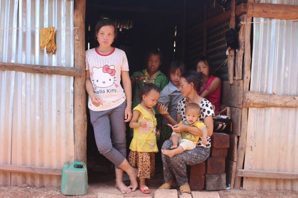        Do tảo hôn và sinh đông con nên hoàn cảnh  gia đình  chị Lý Thị Khu  ở thôn 14  (xã Cư Kbang, huyện Ea Súp) rất khó khăn.  Ảnh: Q. Anh