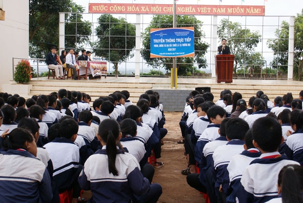 Một buổi tuyên truyền về tác hại của thuốc lá tại Trường THCS Trần Hưng Đạo. 