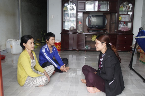 Cán bộ Hội Phụ nữ xã Phú Xuân đến thăm, động viên gia đình chị Phạm Thị Én (bìa trái) ở thôn Xuân Thủy. 