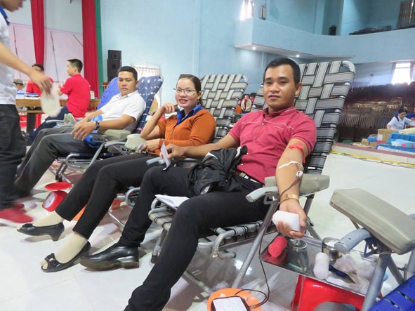  Đoàn viên thanh niên huyện Krông Pắc  tình nguyện tham gia hiến máu  nhân đạo.   