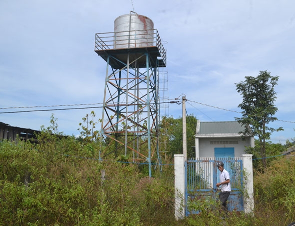 Công trình cấp nước sạch tập trung thôn Thống Nhất đã ngừng hoạt động, cỏ mọc um tùm.