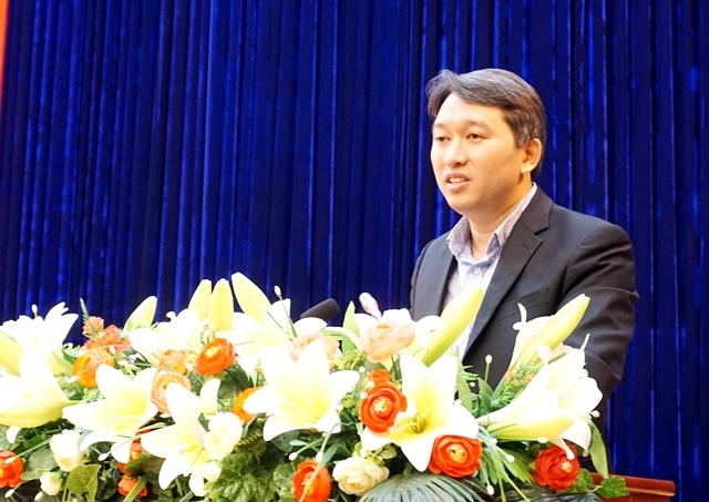 Phó Chủ tịch Thường trực UBND tỉnh Nguyễn Hải Ninh thông tin tình hình phát triển kinh tế - xã hội của tỉnh năm 2017.