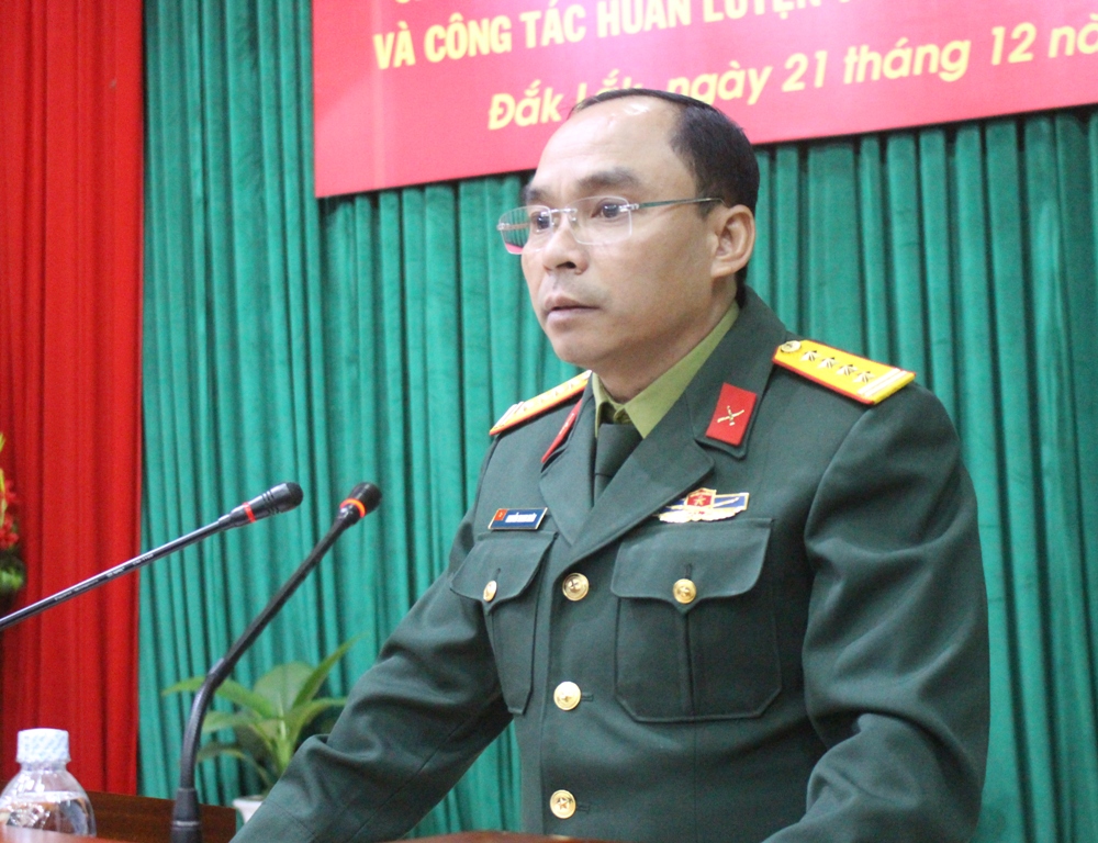 Đại tá Nguyễn Thanh Xuân, Chính ủy Bộ Chỉ huy Quân sự tỉnh phát biểu tại hội nghị