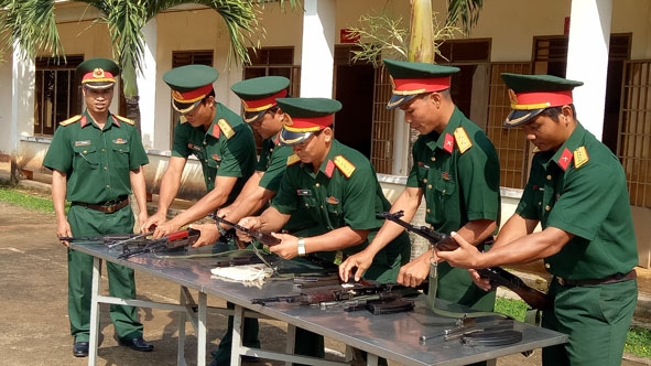 Cán bộ, chiến sĩ LLVT  huyện Lắk thường xuyên  quan tâm công tác  bảo quản  vũ khí, trang bị. 