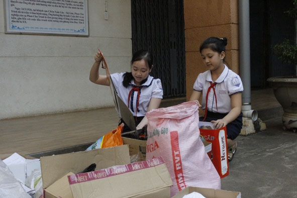 Em Nguyễn Thủy Tiên, Lớp 5E – trường Tiểu học Phan Chu Trinh đang sắp xếp giấy vụn từ phong trào “Kế hoạch nhỏ”.