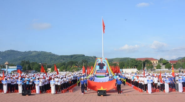 Các đoàn vận động viên tham gia Đại hội TDTT huyện M’Đrắk lần thứ VII, năm 2017. 
