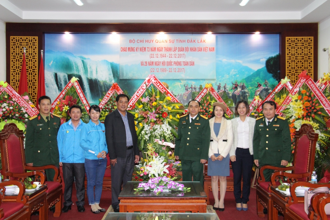Hình ảnh: Đồng chí Y Nhuân Byă gửi lời chúc mừng đến cán bộ và chiến sỹ Bộ Chỉ huy Quân sự tỉnh